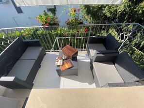 Chambre Luxe, 1 très grand lit, bain à remous, vue jardin | Terrasse/Patio