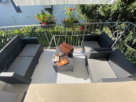 Luxury Room, 1 King Bed, Jetted Tub, Garden View | Terrace/patio