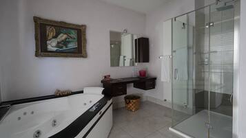 Luxury-Zimmer, 1 King-Bett, Whirlpool, Gartenblick | Badezimmer | Haartrockner, Bidet, Handtücher, Seife