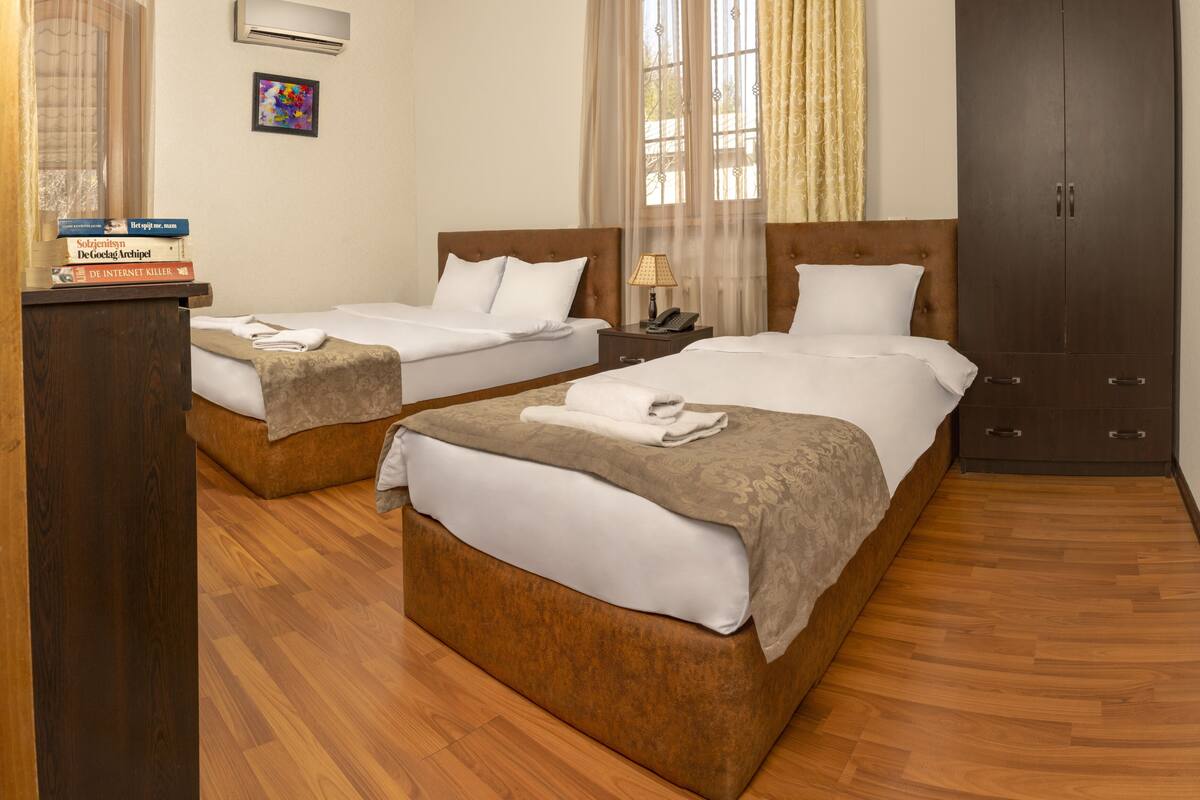 Habitación clásica con 1 cama matrimonial o 2 individuales | Escritorio y espacio para trabajar con laptop