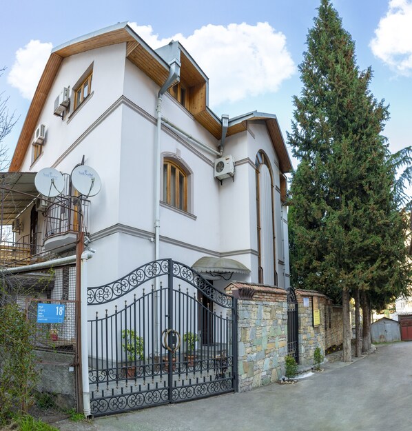 Vista frontal de la propiedad