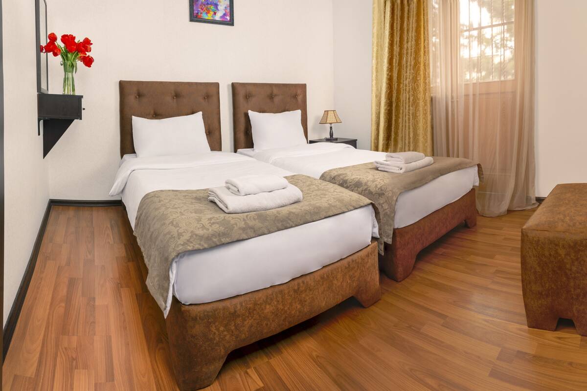 Escritorio y espacio para trabajar con laptop