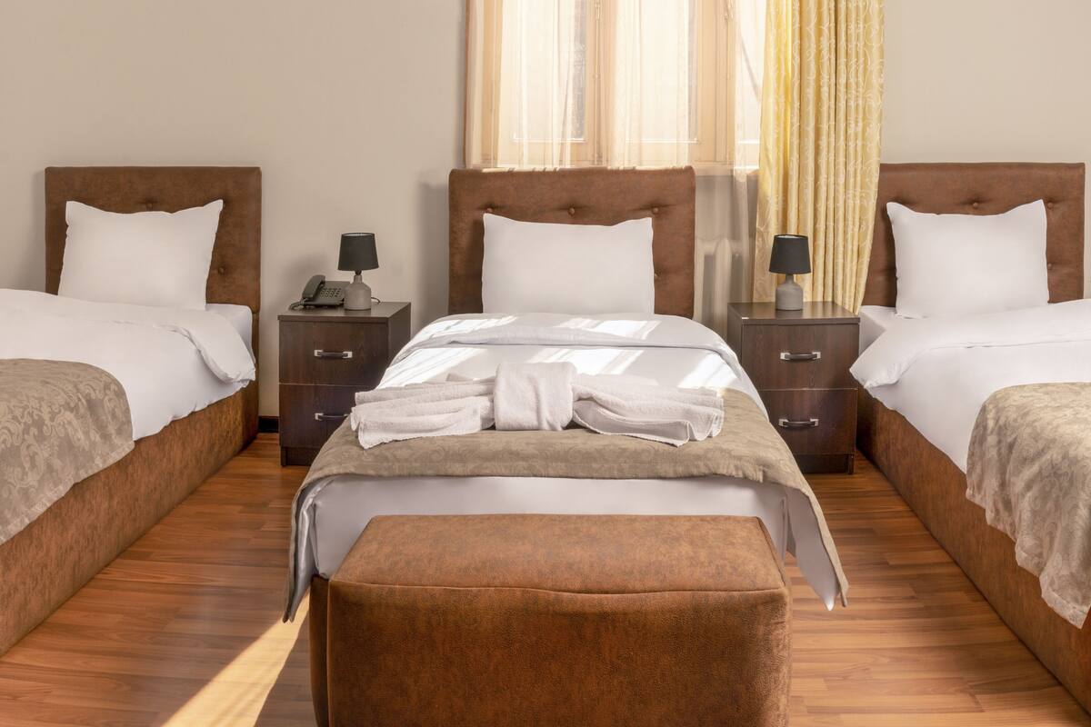 Habitación triple básica | Escritorio y espacio para trabajar con laptop