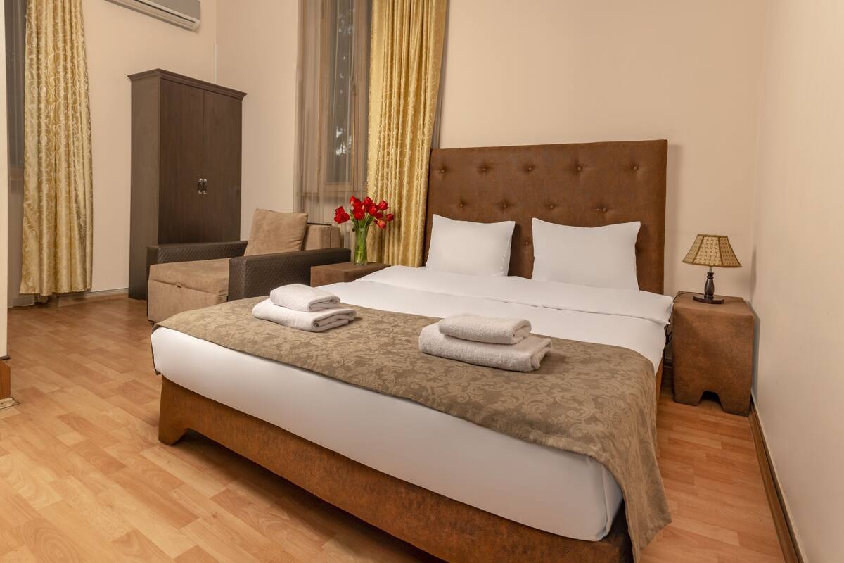 Escritorio y espacio para trabajar con laptop