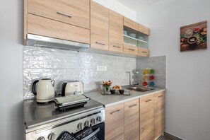 Geladeira, fogão, cooktop, cafeteira/chaleira