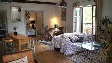 電視、DVD 播放機、乒乓球設施、影像庫