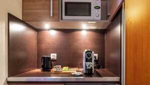 A compact kitchenette with a microwave, coffee maker, and mini-fridge. - CERISE Bordeaux Mérignac Aéroport (Merignac)