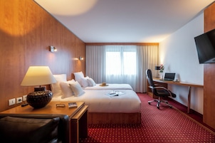 Suite Twin | 高档床上用品、客房内保险箱、办公桌、隔音