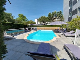 Una piscina al aire libre