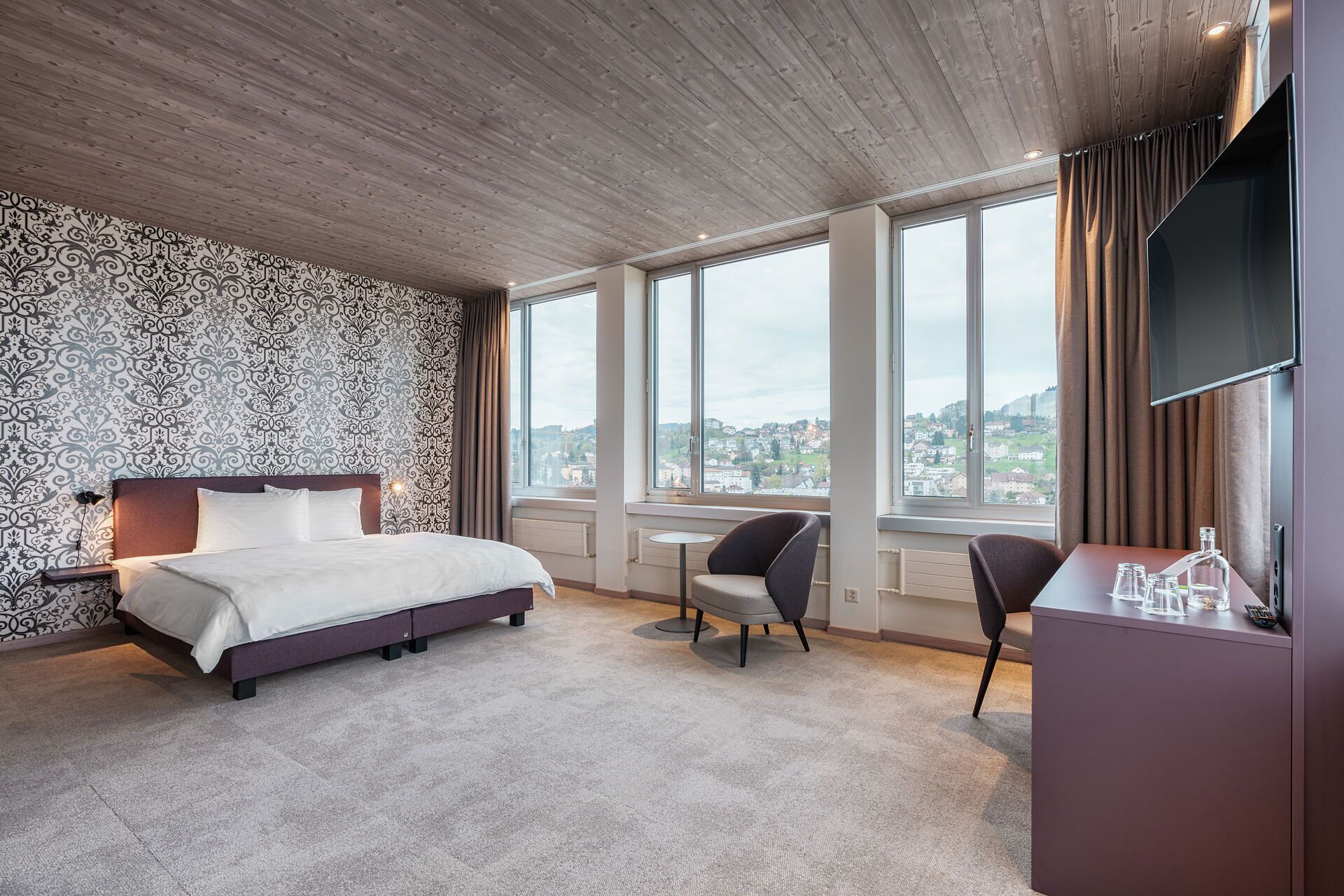 Suite Standard | Literie hypoallergénique, coffre-fort, bureau, rideaux d’obscurcissement