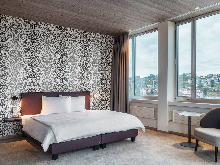 Suite – standard | Allergitestet sengetøy, safe på rommet, skrivebord og blendingsgardiner