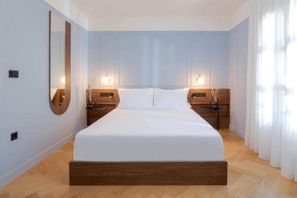 Luxe beddengoed, pillowtop-bedden, een bureau, een laptopwerkplek