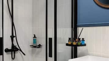 Doppia Deluxe | Bagno | Doccia, soffione a pioggia, set di cortesia firmato, asciugacapelli