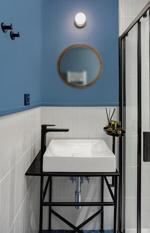 Deluxe-Doppelzimmer | Badezimmer | Dusche, Regendusche, Designer-Toilettenartikel, Haartrockner