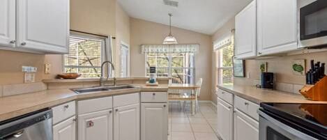 House, 4 Bedrooms | Private kitchen