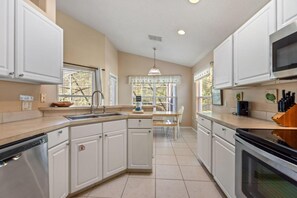 Private kitchen - Gilded Turtle by Shine Villas at Indian Creek (Kissimmee)