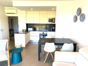 Geladeira, micro-ondas, fogão, cooktop