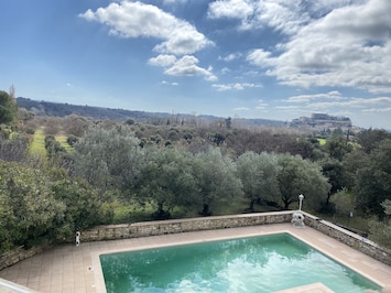 Vue sur jardin piscine chùteau campagne environnante