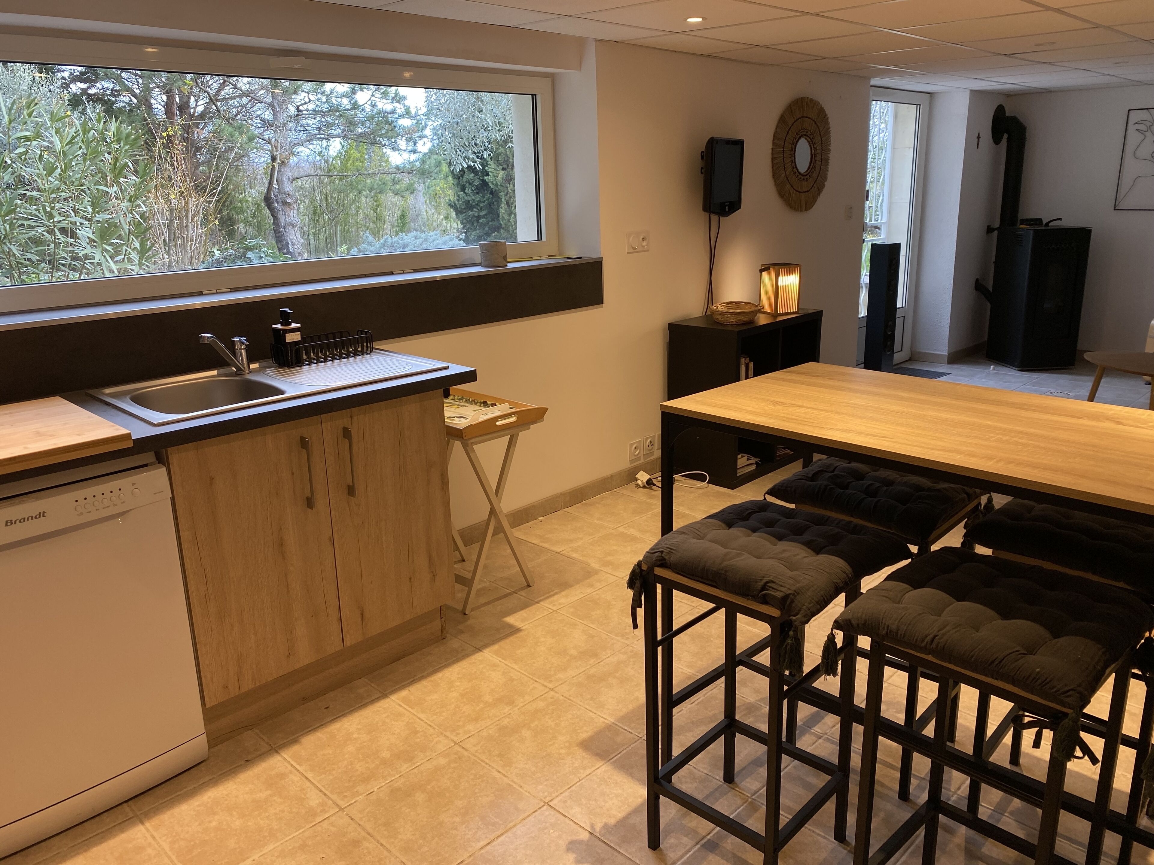 Réfrigérateur, micro-ondes, plaque de cuisson, lave-vaisselle