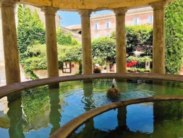 Una piscina al aire libre