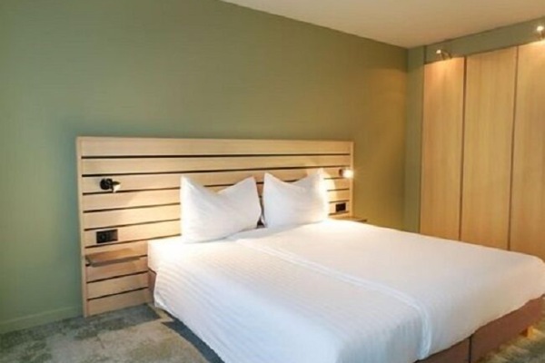 Standard Apartment | Hypo-allergenic bedding, desk, blackout drapes, free WiFi
