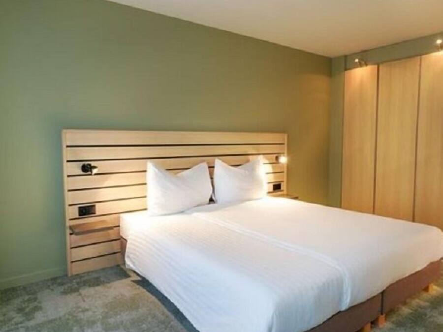 LÀgenhet Standard | Allergitestade sÀngklÀder, skrivbord och mörklÀggningsgardiner