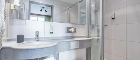 Quarto casal ou duplo standard | Banheiro | Secador de cabelo, toalhas de banho, sabonete, shampoo