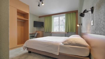 Standard-Doppel- oder -Zweibettzimmer | Allergikerbettwaren, Schreibtisch, Verdunkelungsvorhänge