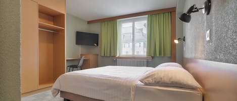 Standard-Doppel- oder -Zweibettzimmer | Allergikerbettwaren, Schreibtisch, Verdunkelungsvorhänge