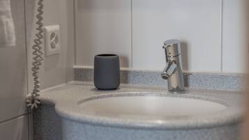 Standard Single Room | Bathroom | Hair dryer, towels, soap, shampoo