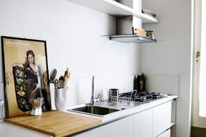 Placa de cocina, cafetera o tetera y utensilios de cocina