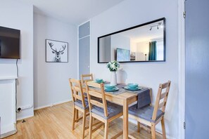 Dining - Statera Apartments - Studio Apartment in Walworth (London)