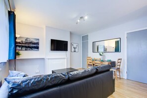 Smart TV, Netflix, streaming services - Statera Apartments - Studio Apartment in Walworth (London)