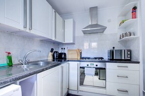 ثلاجة، ميكروويف، فرن، موقد طهي مسطح