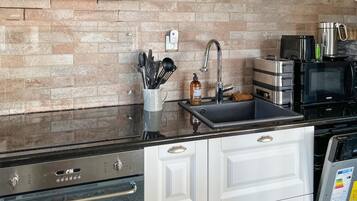 ثلاجة، فرن، موقد طهي مسطح، غسالة أطباق