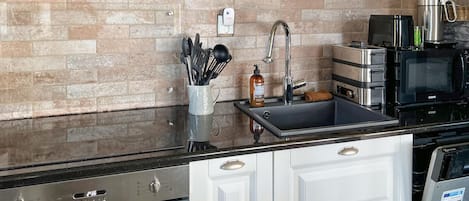 Fridge, oven, stovetop, dishwasher