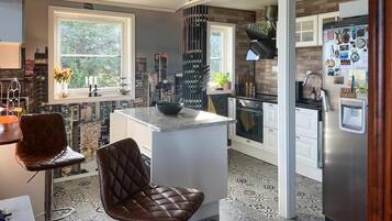 Kjøleskap, ovn, kokeplater og oppvaskmaskin