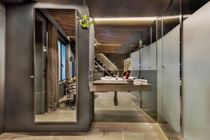Executive Studio Suite | Premium bedding, Select Comfort beds, individually decorated - Apartaestudios Evolution Luxury (Alicante)