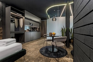 Junior Studio Suite | Premium bedding, Select Comfort beds, individually decorated - Apartaestudios Evolution Luxury (Alicante)