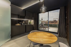 Deluxe studio | Privékeuken | Een mini-koelkast, een magnetron, een kookplaat, een espressoapparaat