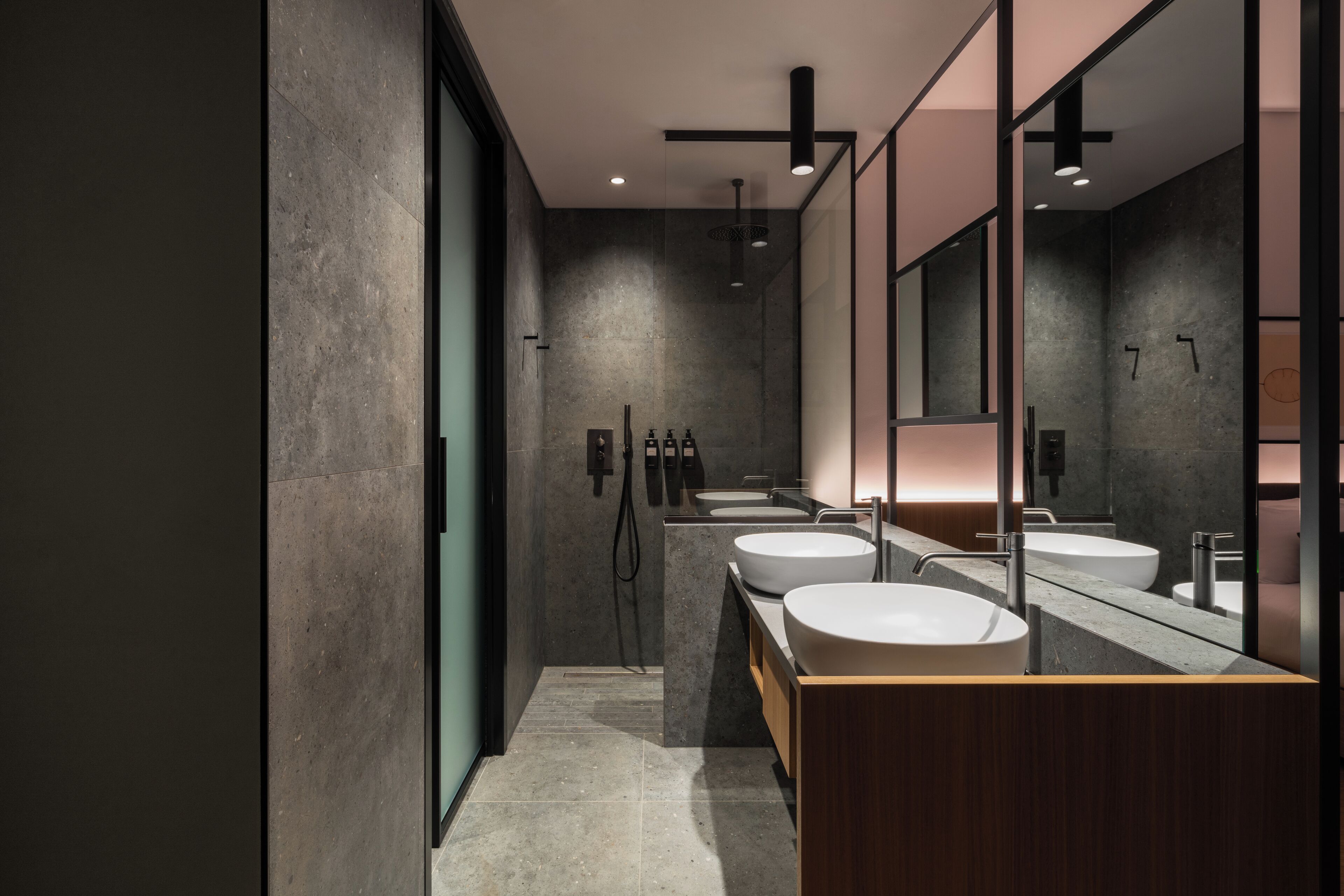 Habitación doble Deluxe | Baño | Regadera, regadera tipo lluvia, amenidades de baño de diseñador 