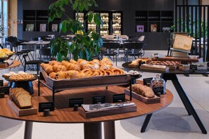 Café da manhã com buffet grátis todos os dias