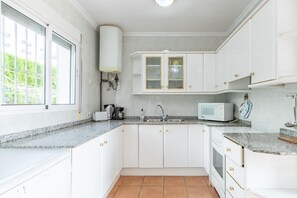 Køleskab, mikrobølgeovn, ovn, kogeplade
