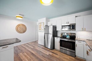 Refrigerador, microondas, horno y parrilla de estufa