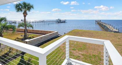 Fairhope Cottage: Waterfront, sunset views, screened porch, private pier. Bliss!