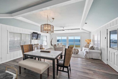 Cottage on Mobile Bay- Sleeps 8! Stunning sunset views, Large screened porch, Private Pier. Perfect for fishing or relaxing on the water!