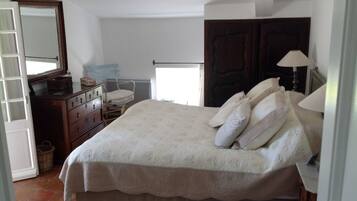 6 bedrooms, desk, iron/ironing board, travel crib