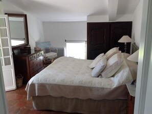 6 bedrooms, desk, iron/ironing board, travel cot