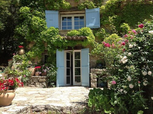 6: Wonderful old farmhouse 5 minutes from the medieval village of Seillans.