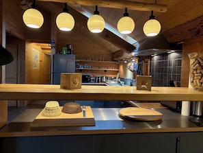 冷蔵庫、電子レンジ、オーブン、コンロ